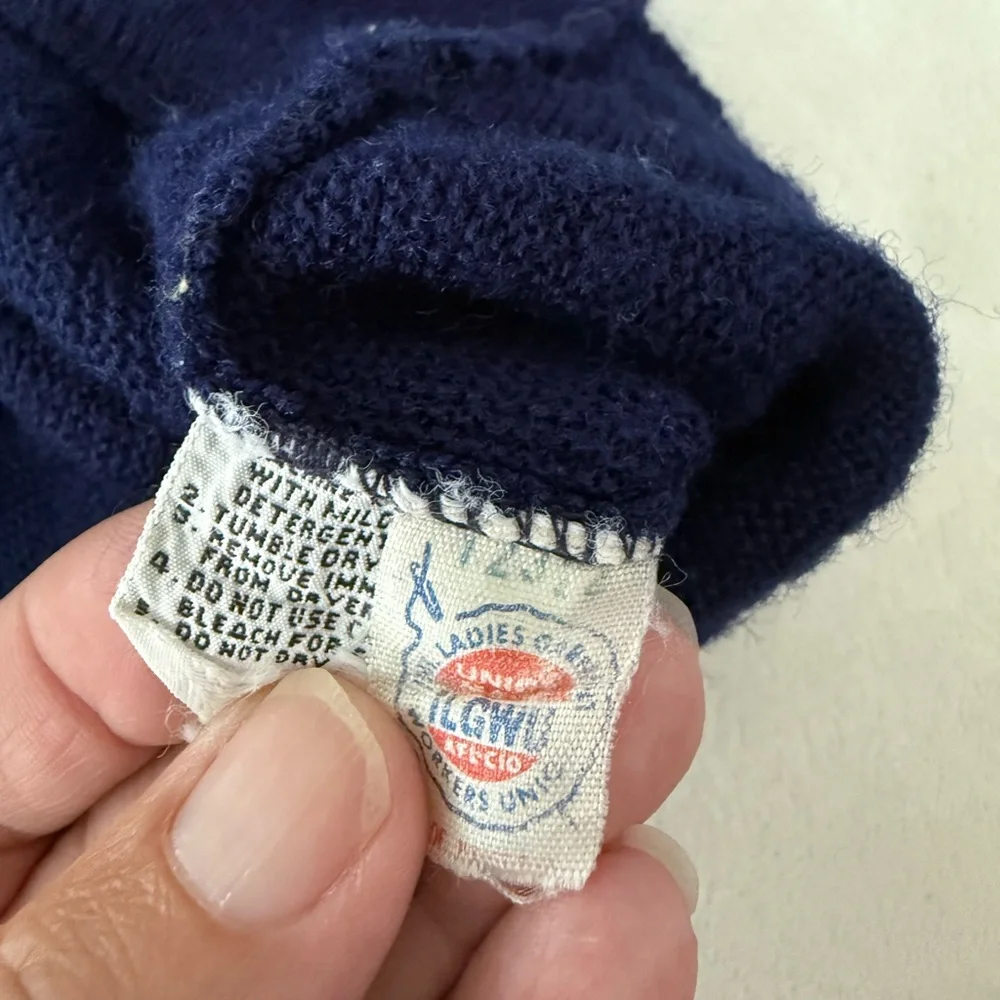 Vintage Izod Lacoste 100% Orlon Acrylic Blue V-neck Sweater Men's Size Med E67 - Picture 5 of 7